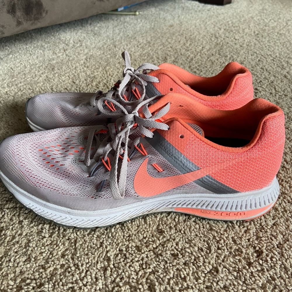 Women’s Nikes size 10- excellent condition